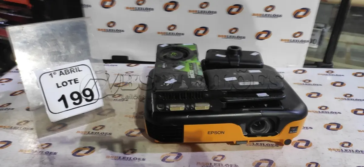 LOTE 199 - 01 PROJETOR MARCA EPSON, 01 PLACA DE VÍDEO MODELO 8800GTS  MARCA XFX, 01 GPS GARMIN E 01 TABLET COM SINTONIZADOR DE TV. (NO ESTADO) ATENÇÃO! FAZER A VISITAÇÃO ANTES DE ARREMATAR, NÃO SABEMOS SE FUNCIONA, LEILÃO NÃO TEM GARANTIA E NEM DEVOLUÇÃO, SUJEITO A POSSÍVEIS AVARIAS VISÍVEIS/OCULTAS E/OU AUSÊNCIA DE COMPONENTES.
