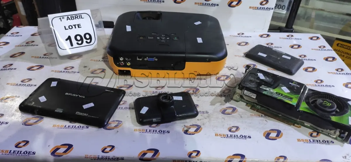 LOTE 199 - 01 PROJETOR MARCA EPSON, 01 PLACA DE VÍDEO MODELO 8800GTS  MARCA XFX, 01 GPS GARMIN E 01 TABLET COM SINTONIZADOR DE TV. (NO ESTADO) ATENÇÃO! FAZER A VISITAÇÃO ANTES DE ARREMATAR, NÃO SABEMOS SE FUNCIONA, LEILÃO NÃO TEM GARANTIA E NEM DEVOLUÇÃO, SUJEITO A POSSÍVEIS AVARIAS VISÍVEIS/OCULTAS E/OU AUSÊNCIA DE COMPONENTES.