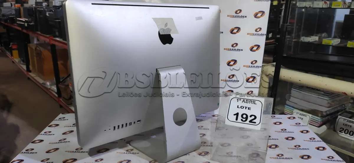 LOTE 192 - 01 IMAC APPLE. (NO ESTADO) ATENÇÃO! FAZER A VISITAÇÃO ANTES DE ARREMATAR, NÃO SABEMOS SE FUNCIONA, LEILÃO NÃO TEM GARANTIA E NEM DEVOLUÇÃO, SUJEITO A POSSÍVEIS AVARIAS VISÍVEIS/OCULTAS E/OU AUSÊNCIA DE COMPONENTES.