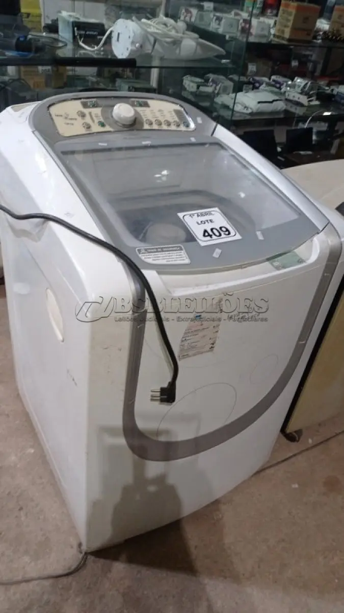 LOTE 409 - 01 MÁQUINA DE LAVAR 12KG 220V MARCA ELECTROLUX. (NO ESTADO) ATENÇÃO! FAZER A VISITAÇÃO ANTES DE ARREMATAR, NÃO SABEMOS SE FUNCIONA, LEILÃO NÃO TEM GARANTIA E NEM DEVOLUÇÃO, SUJEITO A POSSÍVEIS AVARIAS VISÍVEIS/OCULTAS E/OU AUSÊNCIA DE COMPONENTES.
