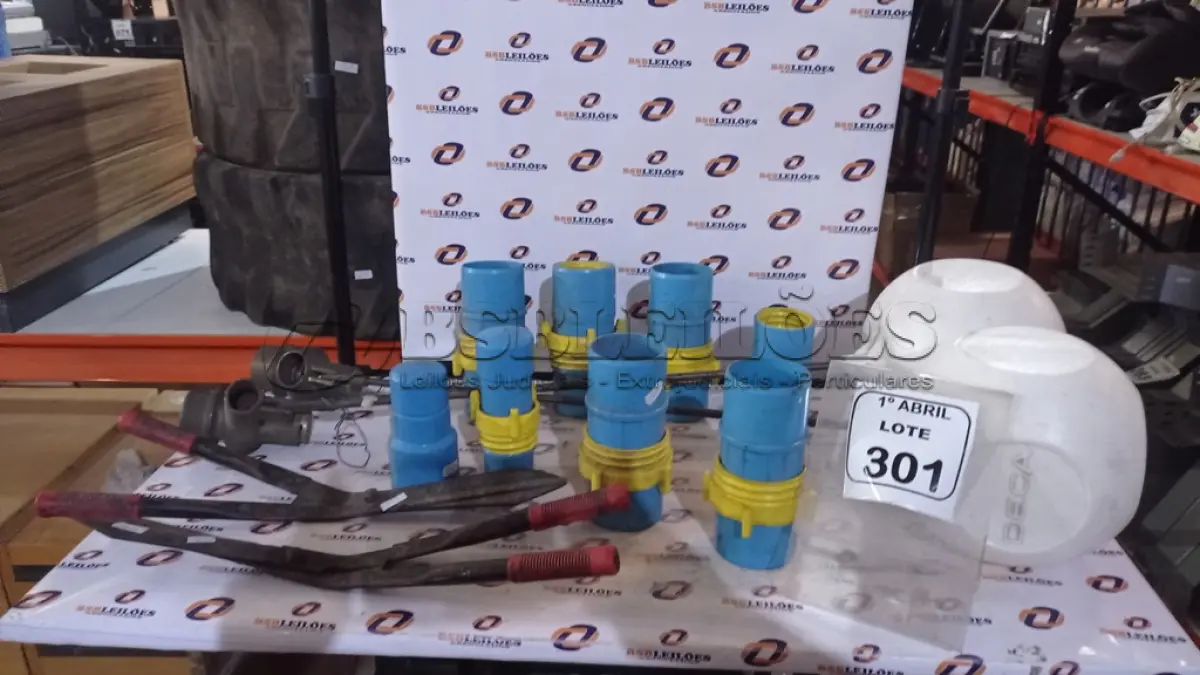 LOTE 301 - 02 BOIAS MARCA DECA, 08 ADAPTADORES DE IRRIGAÇÃO E 02 TESOURAS DE JARDIM. (NO ESTADO) ATENÇÃO! FAZER A VISITAÇÃO ANTES DE ARREMATAR, NÃO SABEMOS SE FUNCIONA, LEILÃO NÃO TEM GARANTIA E NEM DEVOLUÇÃO, SUJEITO A POSSÍVEIS AVARIAS VISÍVEIS/OCULTAS E/OU AUSÊNCIA DE COMPONENTES.