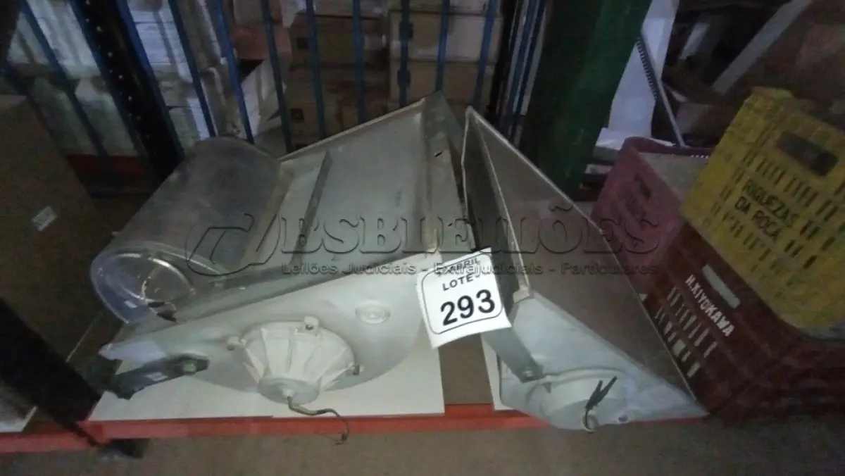 LOTE 293 - 03 REFLETORES DE TAMANHOS DIVERSOS. (NO ESTADO) ATENÇÃO! FAZER A VISITAÇÃO ANTES DE ARREMATAR, NÃO SABEMOS SE FUNCIONA, LEILÃO NÃO TEM GARANTIA E NEM DEVOLUÇÃO, SUJEITO A POSSÍVEIS AVARIAS VISÍVEIS/OCULTAS E/OU AUSÊNCIA DE COMPONENTES.