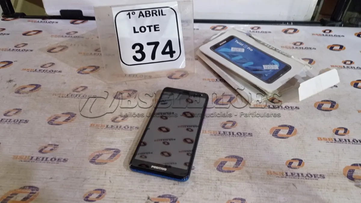 LOTE 374 - 01 SMARTFONE MODELO TWIST MARCA POSITIVO. (NO ESTADO) ATENÇÃO! FAZER A VISITAÇÃO ANTES DE ARREMATAR, NÃO SABEMOS SE FUNCIONA, LEILÃO NÃO TEM GARANTIA E NEM DEVOLUÇÃO, SUJEITO A POSSÍVEIS AVARIAS VISÍVEIS/OCULTAS E/OU AUSÊNCIA DE COMPONENTES.