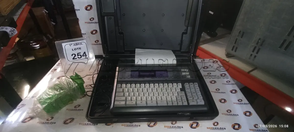 LOTE 254 - 01 MÁQUINA DE ESCREVER MODELO PW-70 MARCA CANON COM MALETA. (NO ESTADO) ATENÇÃO! FAZER A VISITAÇÃO ANTES DE ARREMATAR, NÃO SABEMOS SE FUNCIONA, LEILÃO NÃO TEM GARANTIA E NEM DEVOLUÇÃO, SUJEITO A POSSÍVEIS AVARIAS VISÍVEIS/OCULTAS E/OU AUSÊNCIA DE COMPONENTES.