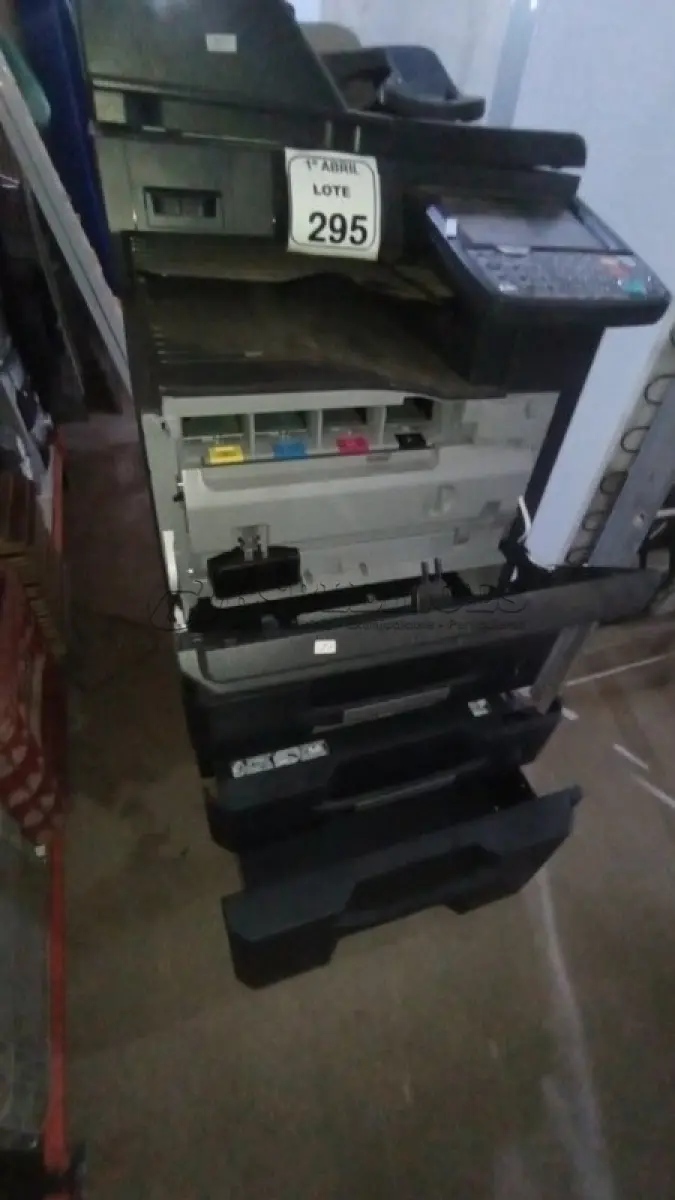LOTE 295 - 01 COPIADORA TASKALFA 2551CI 110V MARCA KYOCERA. (NO ESTADO) ATENÇÃO! FAZER A VISITAÇÃO ANTES DE ARREMATAR, NÃO SABEMOS SE FUNCIONA, LEILÃO NÃO TEM GARANTIA E NEM DEVOLUÇÃO, SUJEITO A POSSÍVEIS AVARIAS VISÍVEIS/OCULTAS E/OU AUSÊNCIA DE COMPONENTES.