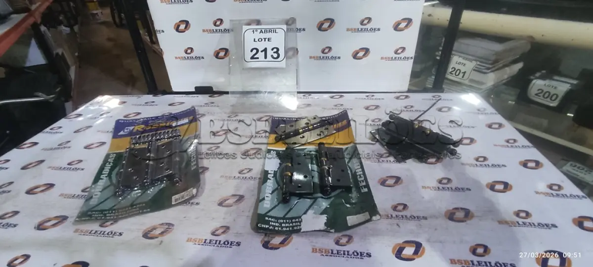 LOTE 213 - 02 DOBRADIÇAS DE PORTAS. (NO ESTADO) ATENÇÃO! FAZER A VISITAÇÃO ANTES DE ARREMATAR, NÃO SABEMOS SE FUNCIONA, LEILÃO NÃO TEM GARANTIA E NEM DEVOLUÇÃO, SUJEITO A POSSÍVEIS AVARIAS VISÍVEIS/OCULTAS E/OU AUSÊNCIA DE COMPONENTES.