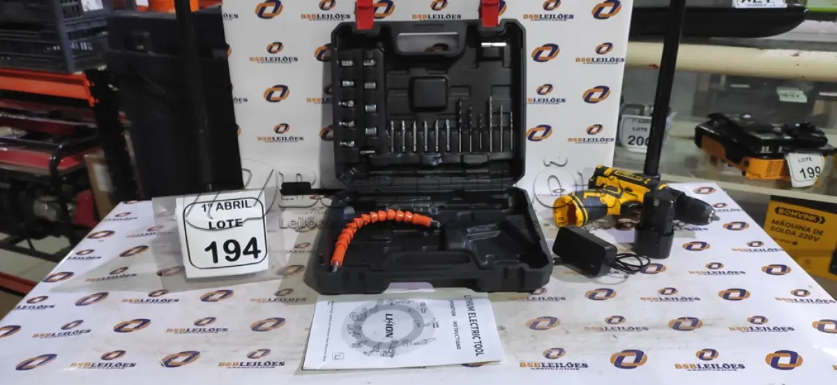 LOTE 194 - 01 PARAFUSADEIRA A BATERIA 12V COM MALETA E ACESSÓRIOS (PRODUTO NOVO). (NO ESTADO) ATENÇÃO! FAZER A VISITAÇÃO ANTES DE ARREMATAR, NÃO SABEMOS SE FUNCIONA, LEILÃO NÃO TEM GARANTIA E NEM DEVOLUÇÃO, SUJEITO A POSSÍVEIS AVARIAS VISÍVEIS/OCULTAS E/OU AUSÊNCIA DE COMPONENTES.