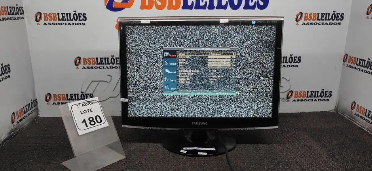 LOTE 180 - 01 TV MONITOR LCD MODELO SYNCMASTER 22’’ COM ENTRADA HDMI MARCA SAMSUNG. (NO ESTADO) ATENÇÃO! FAZER A VISITAÇÃO ANTES DE ARREMATAR, NÃO SABEMOS SE FUNCIONA, LEILÃO NÃO TEM GARANTIA E NEM DEVOLUÇÃO, SUJEITO A POSSÍVEIS AVARIAS VISÍVEIS/OCULTAS E/OU AUSÊNCIA DE COMPONENTES.
