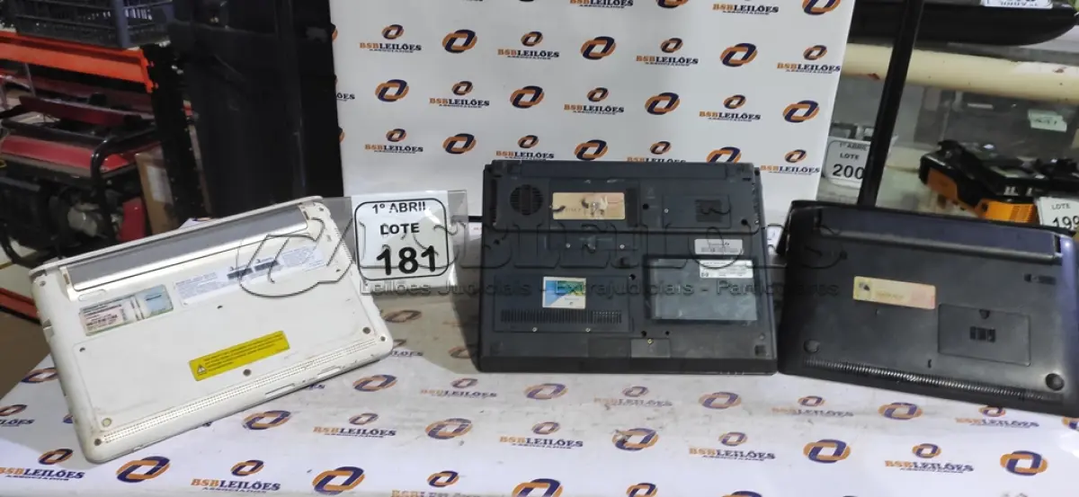 LOTE 181 - 03 NOTEBOOKS SEM CARREGADOR DE MARCAS E MODELOS DIVERSOS. (NO ESTADO) ATENÇÃO! FAZER A VISITAÇÃO ANTES DE ARREMATAR, NÃO SABEMOS SE FUNCIONA, LEILÃO NÃO TEM GARANTIA E NEM DEVOLUÇÃO, SUJEITO A POSSÍVEIS AVARIAS VISÍVEIS/OCULTAS E/OU AUSÊNCIA DE COMPONENTES.