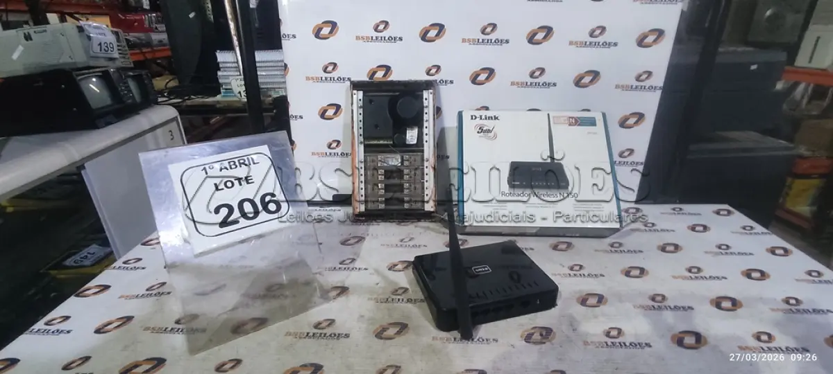 LOTE 206 - 01 ROTEADOR D LINK E 01 INTERFONE. (NO ESTADO) ATENÇÃO! FAZER A VISITAÇÃO ANTES DE ARREMATAR, NÃO SABEMOS SE FUNCIONA. LEILÃO NÃO TEM GARANTIA E NEM DEVOLUÇÃO, SUJEITO A POSSÍVEIS AVARIAS VISÍVEIS/OCULTAS E/OU AUSÊNCIA DE COMPONENTES.