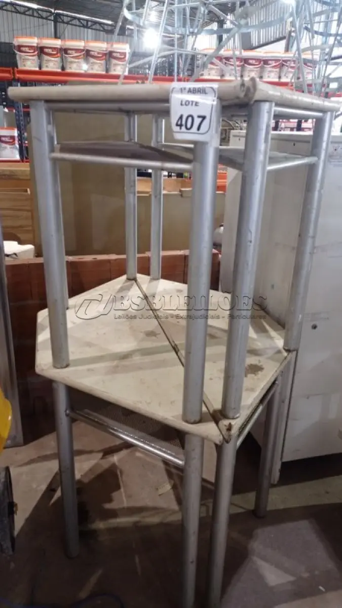 LOTE 407 - 04 MESAS TRAPEZOIDAL COM BASE DE FERRO E TAMPO DE MADEIRA. (NO ESTADO) ATENÇÃO! FAZER A VISITAÇÃO ANTES DE ARREMATAR, NÃO SABEMOS SE FUNCIONA, LEILÃO NÃO TEM GARANTIA E NEM DEVOLUÇÃO, SUJEITO A POSSÍVEIS AVARIAS VISÍVEIS/OCULTAS E/OU AUSÊNCIA DE COMPONENTES.