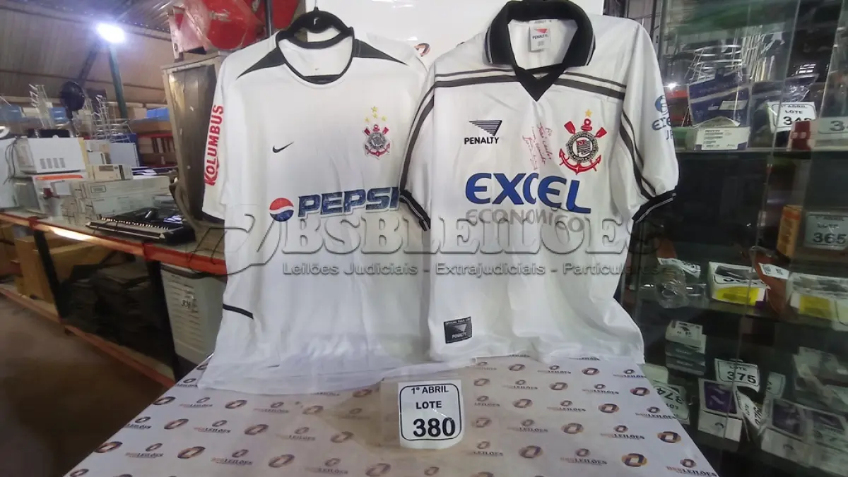 LOTE 380 - 02 CAMISAS AUTOGRAFADA DO SPORT CLUB CORINTHIANS PAULISTA. (NO ESTADO) ATENÇÃO! FAZER A VISITAÇÃO ANTES DE ARREMATAR, NÃO SABEMOS SE FUNCIONA, LEILÃO NÃO TEM GARANTIA E NEM DEVOLUÇÃO, SUJEITO A POSSÍVEIS AVARIAS VISÍVEIS/OCULTAS E/OU AUSÊNCIA DE COMPONENTES.