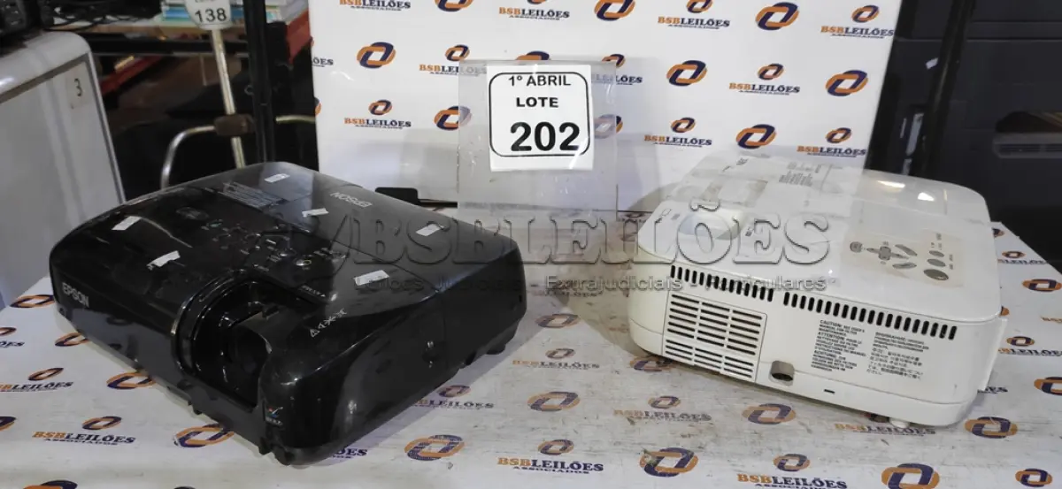 LOTE 202 - 02 PROJETORES MARCA NEC E EPSON. (NO ESTADO) ATENÇÃO! FAZER A VISITAÇÃO ANTES DE ARREMATAR, NÃO SABEMOS SE FUNCIONA, LEILÃO NÃO TEM GARANTIA E NEM DEVOLUÇÃO, SUJEITO A POSSÍVEIS AVARIAS VISÍVEIS/OCULTAS E/OU AUSÊNCIA DE COMPONENTES.