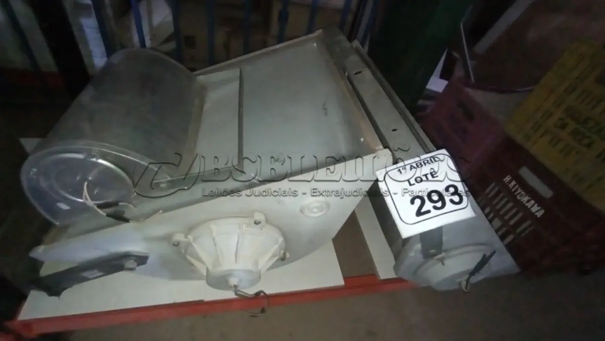 LOTE 293 - 03 REFLETORES DE TAMANHOS DIVERSOS. (NO ESTADO) ATENÇÃO! FAZER A VISITAÇÃO ANTES DE ARREMATAR, NÃO SABEMOS SE FUNCIONA, LEILÃO NÃO TEM GARANTIA E NEM DEVOLUÇÃO, SUJEITO A POSSÍVEIS AVARIAS VISÍVEIS/OCULTAS E/OU AUSÊNCIA DE COMPONENTES.
