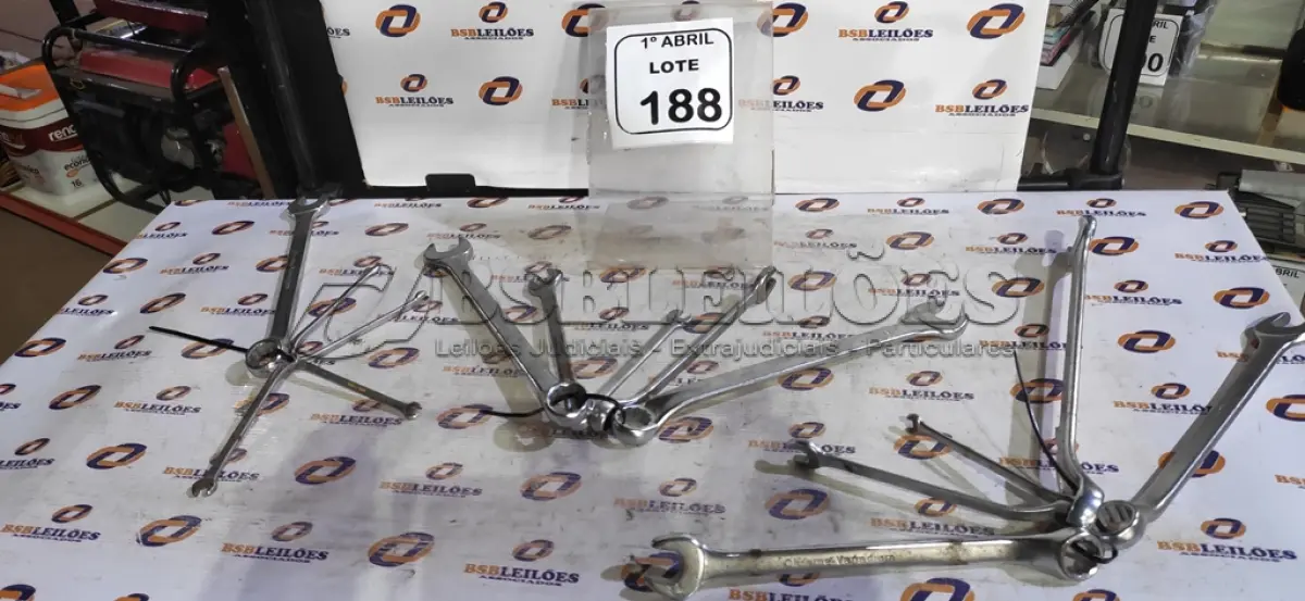 LOTE 188 - 01 LOTE COM VÁRIAS CHAVES TAMANHOS E MEDIDAS DIVERSAS MARCA BELZER. (NO ESTADO) ATENÇÃO! FAZER A VISITAÇÃO ANTES DE ARREMATAR, NÃO SABEMOS SE FUNCIONA, LEILÃO NÃO TEM GARANTIA E NEM DEVOLUÇÃO, SUJEITO A POSSÍVEIS AVARIAS VISÍVEIS/OCULTAS E/OU AUSÊNCIA DE COMPONENTES.