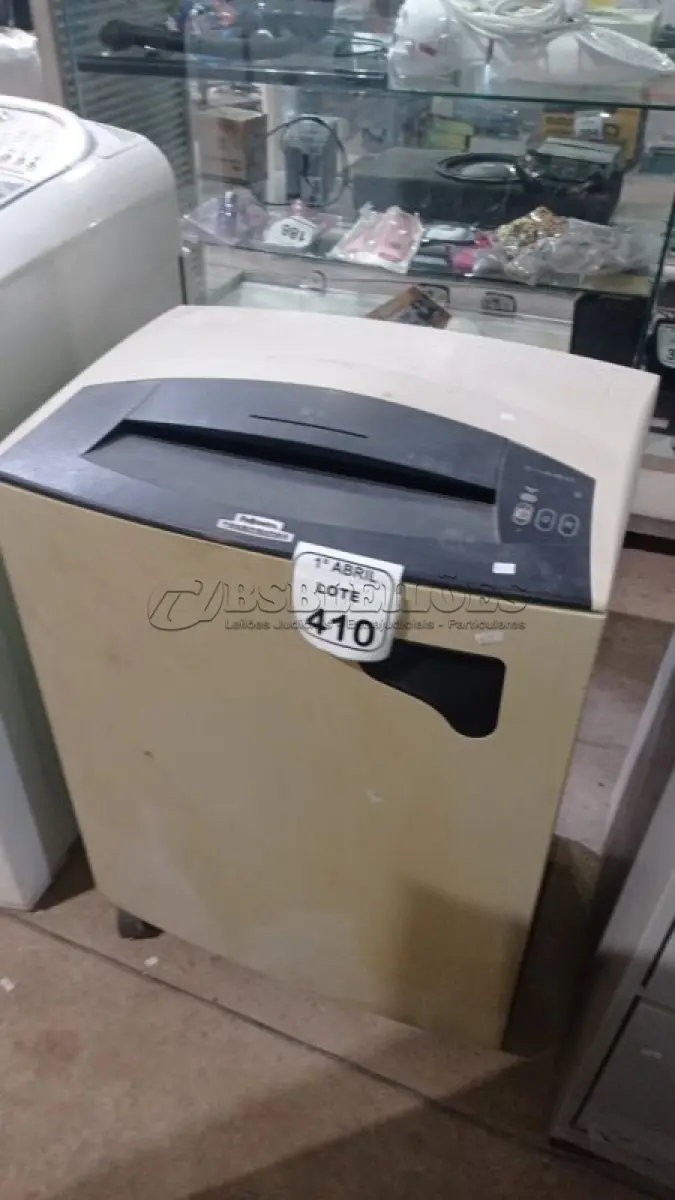 LOTE 410 - 01 FRAGMENTADORA DE PAPEL MARCA FELLOWES. (NO ESTADO) ATENÇÃO! FAZER A VISITAÇÃO ANTES DE ARREMATAR, NÃO SABEMOS SE FUNCIONA, LEILÃO NÃO TEM GARANTIA E NEM DEVOLUÇÃO, SUJEITO A POSSÍVEIS AVARIAS VISÍVEIS/OCULTAS E/OU AUSÊNCIA DE COMPONENTES.