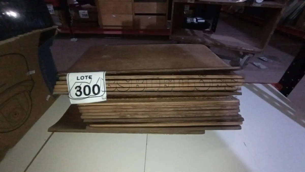 LOTE 300 - 20 PLACAS DE MADEIRA. (NO ESTADO) ATENÇÃO! FAZER A VISITAÇÃO ANTES DE ARREMATAR, NÃO SABEMOS SE FUNCIONA, LEILÃO NÃO TEM GARANTIA E NEM DEVOLUÇÃO, SUJEITO A POSSÍVEIS AVARIAS VISÍVEIS/OCULTAS E/OU AUSÊNCIA DE COMPONENTES.