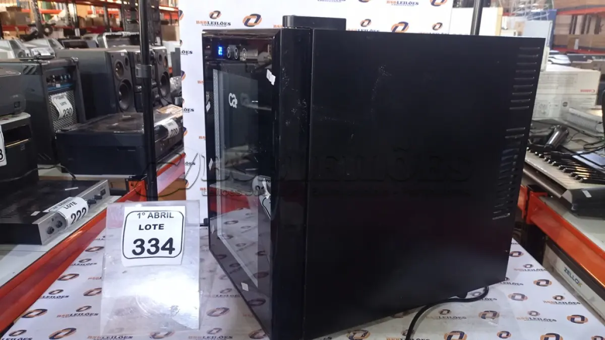 LOTE 334 - 01 ADEGA PARA VINHO BIVOLT. (NO ESTADO) ATENÇÃO! FAZER A VISITAÇÃO ANTES DE ARREMATAR, NÃO SABEMOS SE FUNCIONA, LEILÃO NÃO TEM GARANTIA E NEM DEVOLUÇÃO, SUJEITO A POSSÍVEIS AVARIAS VISÍVEIS/OCULTAS E/OU AUSÊNCIA DE COMPONENTES.