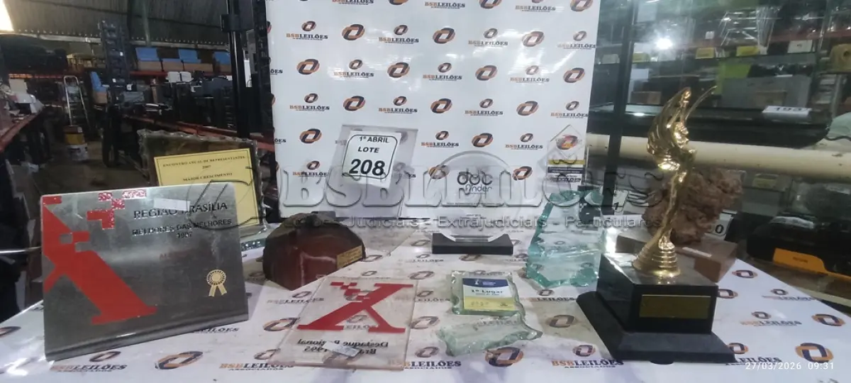 LOTE 208 - 01 LOTE COM VÁRIOS TROFÉUS E PLACAS COMEMORATIVAS. (NO ESTADO) ATENÇÃO! FAZER A VISITAÇÃO ANTES DE ARREMATAR, NÃO SABEMOS SE FUNCIONA, LEILÃO NÃO TEM GARANTIA E NEM DEVOLUÇÃO, SUJEITO A POSSÍVEIS AVARIAS VISÍVEIS/OCULTAS E/OU AUSÊNCIA DE COMPONENTES.
