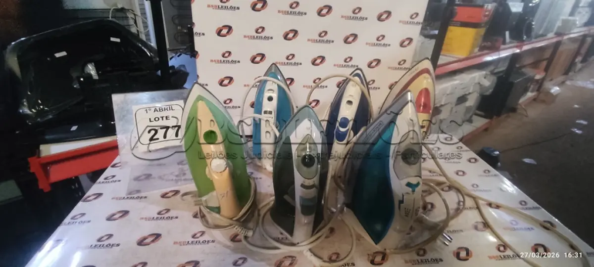 LOTE 277 - 06 FERROS DE PASSAR ROUPAS DE MARCAS E MODELOS DIVERS. (NO ESTADO) ATENÇÃO! FAZER A VISITAÇÃO ANTES DE ARREMATAR, NÃO SABEMOS SE FUNCIONA, LEILÃO NÃO TEM GARANTIA E NEM DEVOLUÇÃO, SUJEITO A POSSÍVEIS AVARIAS VISÍVEIS/OCULTAS E/OU AUSÊNCIA DE COMPONENTES.