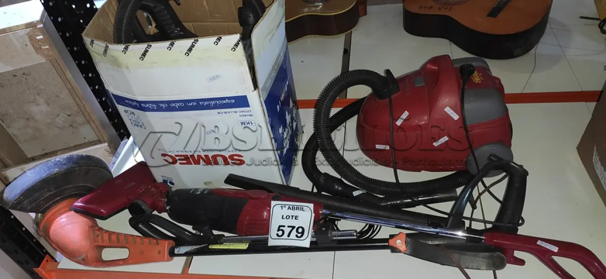 LOTE 579 - 01 ROÇADEIRA ELÉTRICA 03 ASPIRADORES DIVERSOS. (NO ESTADO) ATENÇÃO! FAZER A VISITAÇÃO ANTES DE ARREMATAR, NÃO SABEMOS SE FUNCIONA, LEILÃO NÃO TEM GARANTIA E NEM DEVOLUÇÃO, SUJEITO A POSSÍVEIS AVARIAS VISÍVEIS/OCULTAS E/OU AUSÊNCIA DE COMPONENTES.