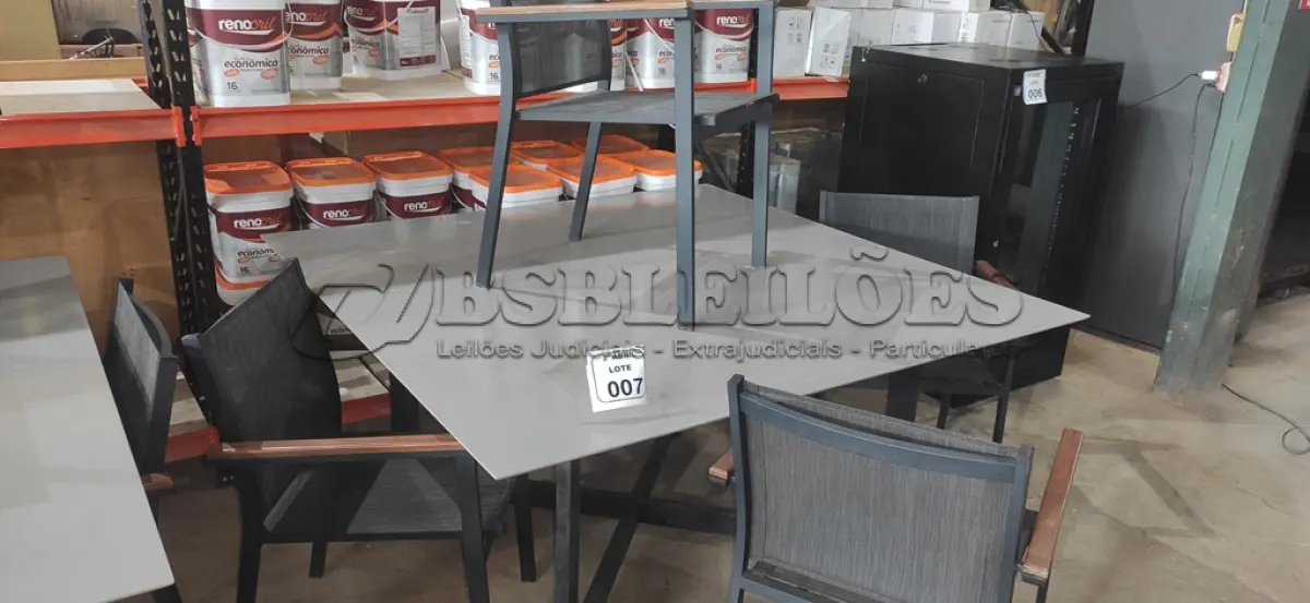 LOTE 007 - 01 MESA QUADRADA PARA ÁREA EXTERNA COM 04 CADEIRAS EM ALUMÍNIO. (NO ESTADO) ATENÇÃO! FAZER A VISITAÇÃO ANTES DE ARREMATAR, NÃO SABEMOS SE FUNCIONA, LEILÃO NÃO TEM GARANTIA E NEM DEVOLUÇÃO, SUJEITO A POSSÍVEIS AVARIAS VISÍVEIS/OCULTAS E/OU AUSÊNCIA DE COMPONENTES.