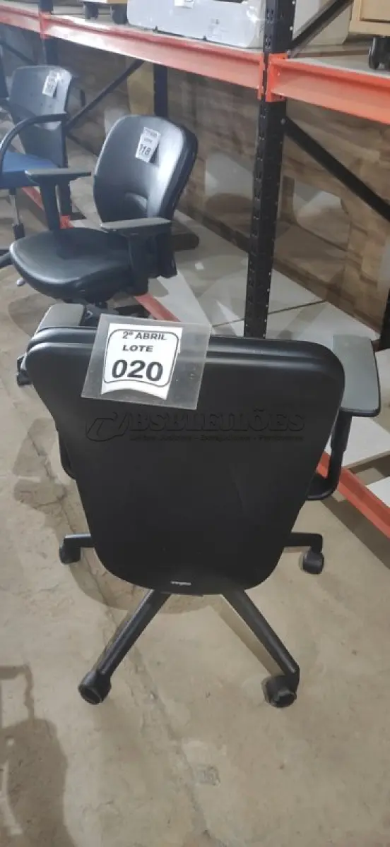 LOTE 020 - 01 CADEIRA GIRATÓRIA PARA ESCRITÓRIO NA COR PRETA MARCA ORANGEBOX. (NO ESTADO) ATENÇÃO! FAZER A VISITAÇÃO ANTES DE ARREMATAR, NÃO SABEMOS SE FUNCIONA, LEILÃO NÃO TEM GARANTIA E NEM DEVOLUÇÃO, SUJEITO A POSSÍVEIS AVARIAS VISÍVEIS/OCULTAS E/OU AUSÊNCIA DE COMPONENTES.