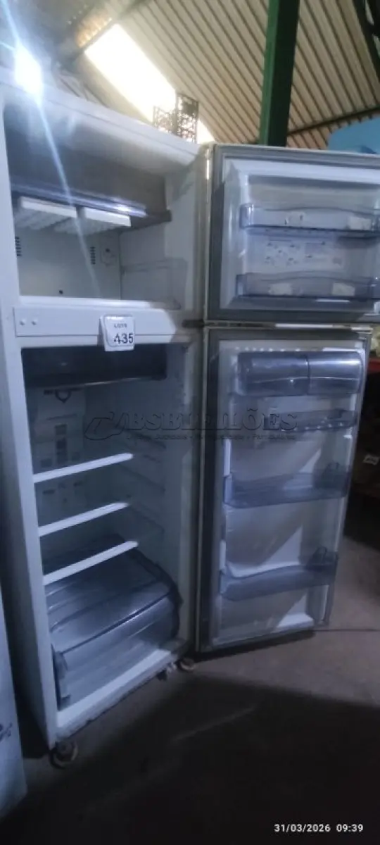 LOTE 435 - 01 GELADEIRA 220V MARCA CONSUL. (NO ESTADO) ATENÇÃO! FAZER A VISITAÇÃO ANTES DE ARREMATAR, NÃO SABEMOS SE FUNCIONA, LEILÃO NÃO TEM GARANTIA E NEM DEVOLUÇÃO, SUJEITO A POSSÍVEIS AVARIAS VISÍVEIS/OCULTAS E/OU AUSÊNCIA DE COMPONENTES.