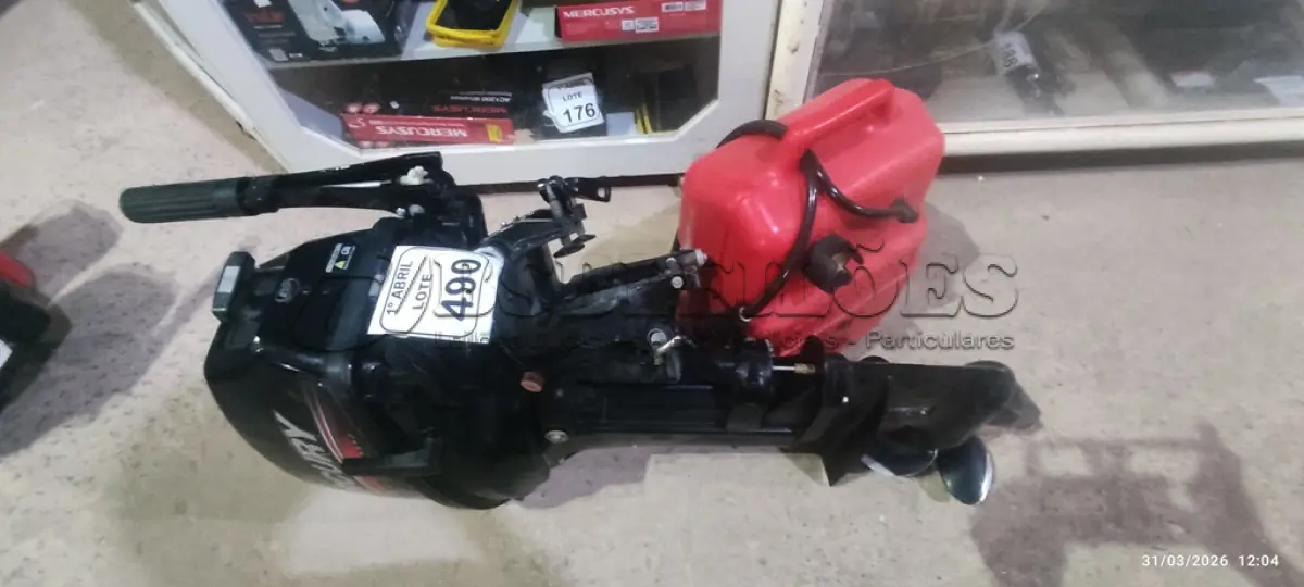 LOTE 490 - 01 MOTOR DE POPA 15 HP, 11.0 KW, 40.8 KG, 90 LB MODELO 1015203EL NÚMERO DE SÉRIE ON403506 MARCA MERCURY E 01 TANQUE DE GASOLINA PORTATIL DE 25L MARCA TOHATSU. (NO ESTADO) ATENÇÃO! FAZER A VISITAÇÃO ANTES DE ARREMATAR, NÃO SABEMOS SE FUNCIONA, LEILÃO NÃO TEM GARANTIA E NEM DEVOLUÇÃO, SUJEITO A POSSÍVEIS AVARIAS VISÍVEIS/OCULTAS E/OU AUSÊNCIA DE COMPONENTES.