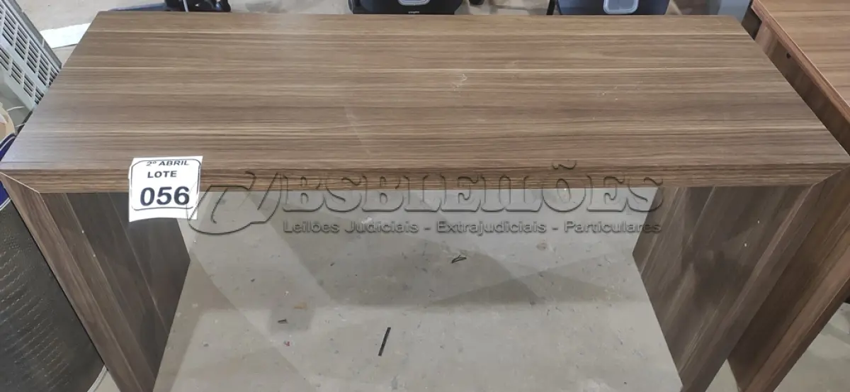 LOTE 056 - 01 MESA EM MADEIRA PARA ESCRITÓRIO NA COR MARROM.  (NO ESTADO) ATENÇÃO! FAZER A VISITAÇÃO ANTES DE ARREMATAR, NÃO SABEMOS SE FUNCIONA, LEILÃO NÃO TEM GARANTIA E NEM DEVOLUÇÃO, SUJEITO A POSSÍVEIS AVARIAS VISÍVEIS/OCULTAS E/OU AUSÊNCIA DE COMPONENTES.