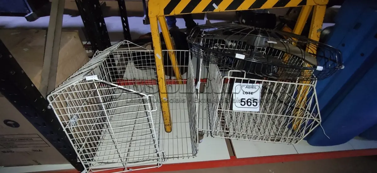 LOTE 565 - 01 VENTILADOR DE PAREDE 01 CAVALETE DE FERRO 04 GRADES ORGANIZADORAS. (NO ESTADO) ATENÇÃO! FAZER A VISITAÇÃO ANTES DE ARREMATAR, NÃO SABEMOS SE FUNCIONA, LEILÃO NÃO TEM GARANTIA E NEM DEVOLUÇÃO, SUJEITO A POSSÍVEIS AVARIAS VISÍVEIS/OCULTAS E/OU AUSÊNCIA DE COMPONENTES.