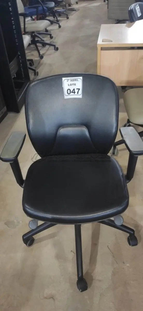 LOTE 047 - 01 CADEIRA GIRATÓRIA PARA ESCRITÓRIO NA COR PRETA MARCA ORANGEBOX. (NO ESTADO) ATENÇÃO! FAZER A VISITAÇÃO ANTES DE ARREMATAR, NÃO SABEMOS SE FUNCIONA, LEILÃO NÃO TEM GARANTIA E NEM DEVOLUÇÃO, SUJEITO A POSSÍVEIS AVARIAS VISÍVEIS/OCULTAS E/OU AUSÊNCIA DE COMPONENTES.