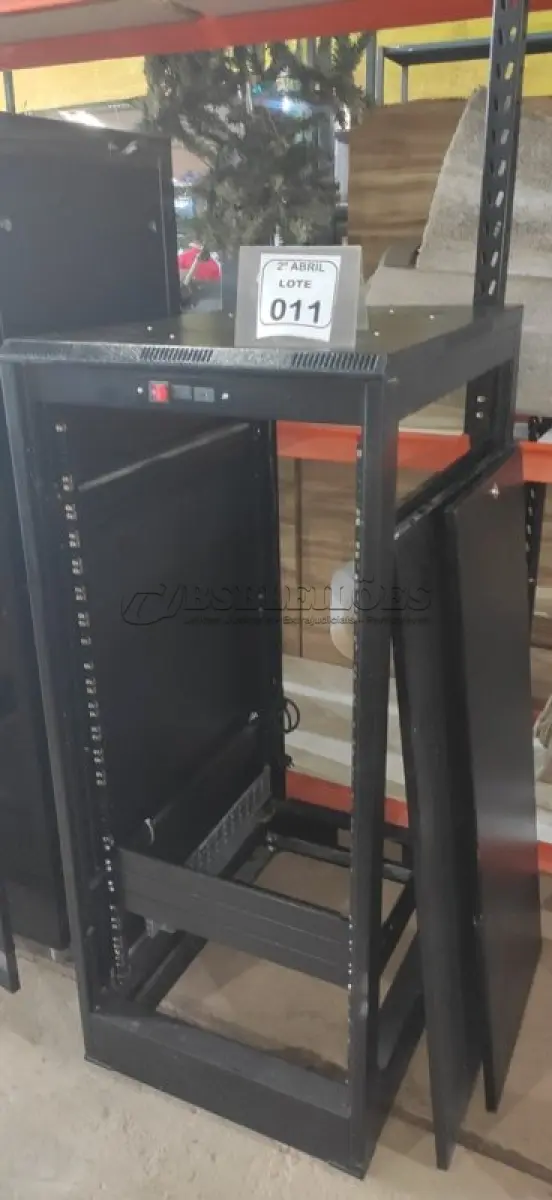 LOTE 011 - 01 RACK EM FERRO PARA SERVIDOR SEM PORTA. (NO ESTADO) ATENÇÃO! FAZER A VISITAÇÃO ANTES DE ARREMATAR, NÃO SABEMOS SE FUNCIONA, LEILÃO NÃO TEM GARANTIA E NEM DEVOLUÇÃO, SUJEITO A POSSÍVEIS AVARIAS VISÍVEIS/OCULTAS E/OU AUSÊNCIA DE COMPONENTES.