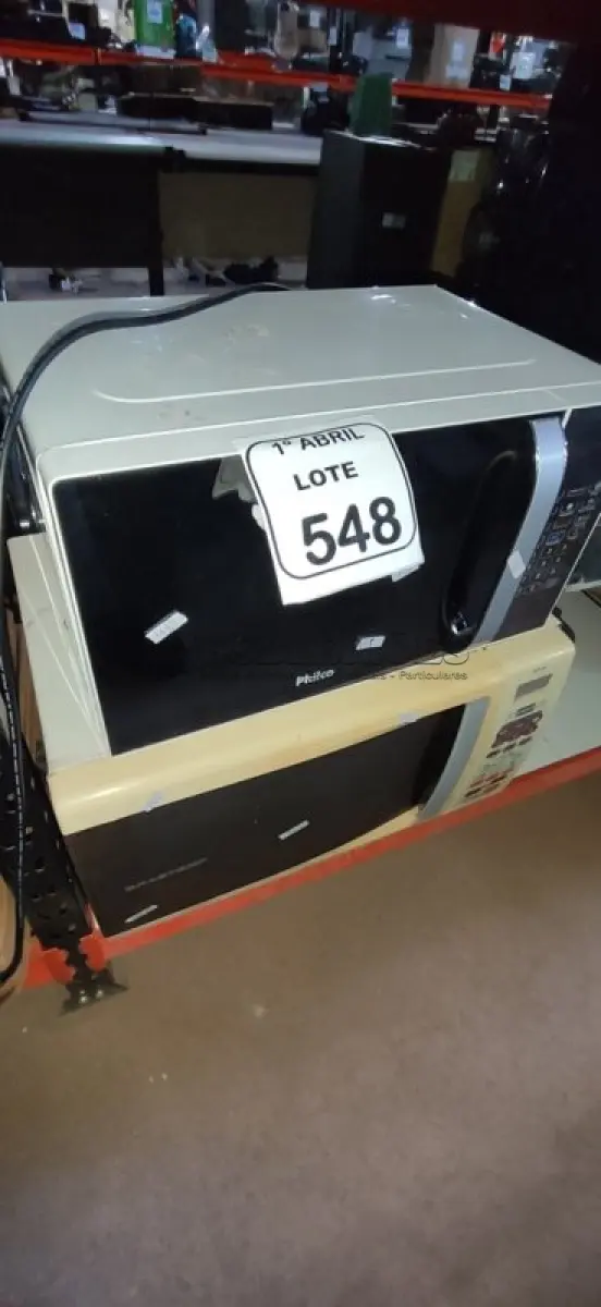 LOTE 548 - 02 MICRO-ONDAS MARCA PHILCO E BRASTEMP. (NO ESTADO) ATENÇÃO! FAZER A VISITAÇÃO ANTES DE ARREMATAR, NÃO SABEMOS SE FUNCIONA, LEILÃO NÃO TEM GARANTIA E NEM DEVOLUÇÃO, SUJEITO A POSSÍVEIS AVARIAS VISÍVEIS/OCULTAS E/OU AUSÊNCIA DE COMPONENTES.