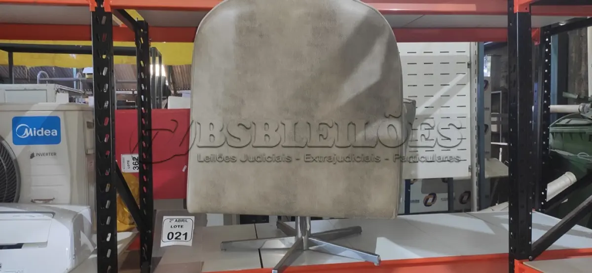 LOTE 021 - 01 POLTRONA GIRATÓRIA NA COR CINZA COM PÉS CROMADO. (NO ESTADO) ATENÇÃO! FAZER A VISITAÇÃO ANTES DE ARREMATAR, NÃO SABEMOS SE FUNCIONA, LEILÃO NÃO TEM GARANTIA E NEM DEVOLUÇÃO, SUJEITO A POSSÍVEIS AVARIAS VISÍVEIS/OCULTAS E/OU AUSÊNCIA DE COMPONENTES.
