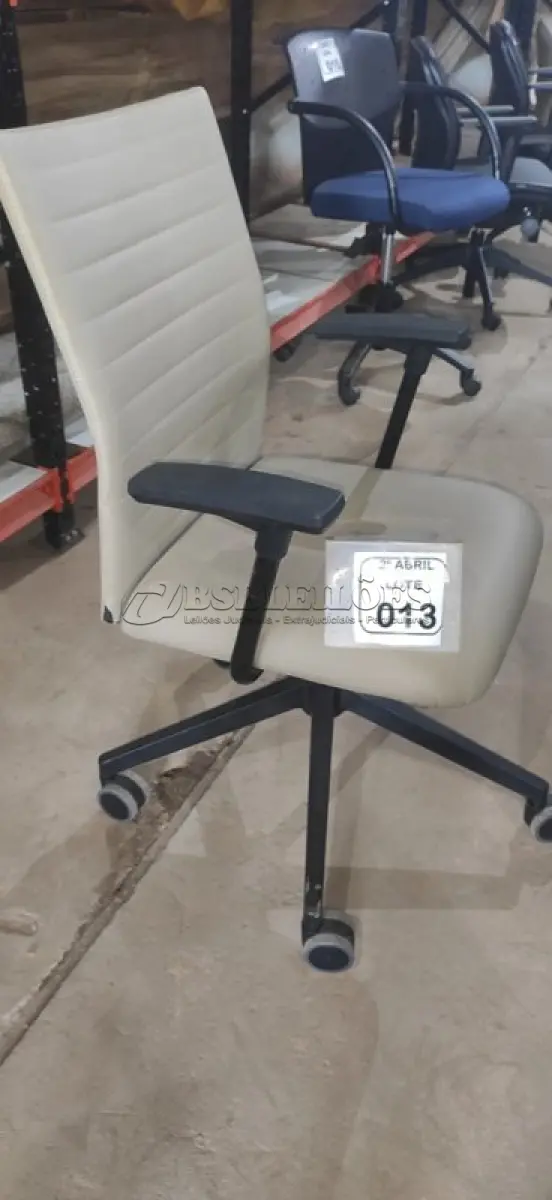 LOTE 013 - 01 CADEIRA GIRATÓRIA PARA ESCRITÓRIO NA COR BEGE MARCA ALBERFLEX. (NO ESTADO) ATENÇÃO! FAZER A VISITAÇÃO ANTES DE ARREMATAR, NÃO SABEMOS SE FUNCIONA, LEILÃO NÃO TEM GARANTIA E NEM DEVOLUÇÃO, SUJEITO A POSSÍVEIS AVARIAS VISÍVEIS/OCULTAS E/OU AUSÊNCIA DE COMPONENTES.