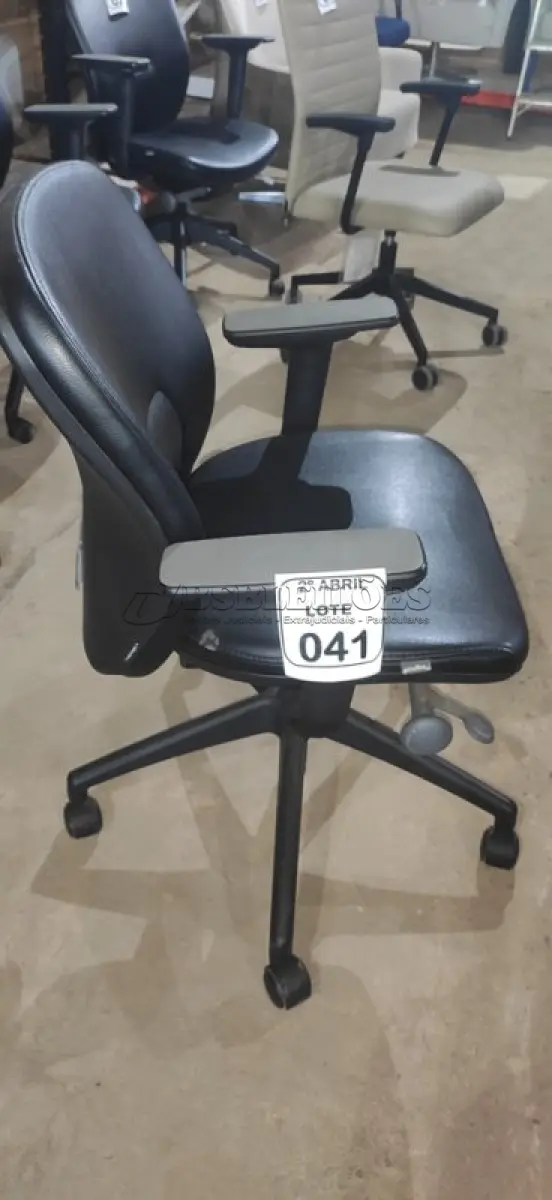 LOTE 041 - 01 CADEIRA GIRATÓRIA PARA ESCRITÓRIO NA COR PRETA MARCA ORANGEBOX. (NO ESTADO) ATENÇÃO! FAZER A VISITAÇÃO ANTES DE ARREMATAR, NÃO SABEMOS SE FUNCIONA, LEILÃO NÃO TEM GARANTIA E NEM DEVOLUÇÃO, SUJEITO A POSSÍVEIS AVARIAS VISÍVEIS/OCULTAS E/OU AUSÊNCIA DE COMPONENTES.