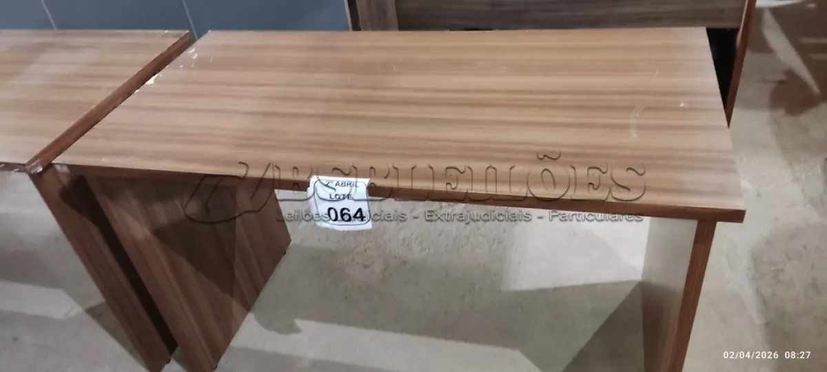 LOTE 064 - 01 MESA EM MADEIRA PARA ESCRITÓRIO NA COR MARROM.  (NO ESTADO) ATENÇÃO! FAZER A VISITAÇÃO ANTES DE ARREMATAR, NÃO SABEMOS SE FUNCIONA, LEILÃO NÃO TEM GARANTIA E NEM DEVOLUÇÃO, SUJEITO A POSSÍVEIS AVARIAS VISÍVEIS/OCULTAS E/OU AUSÊNCIA DE COMPONENTES.