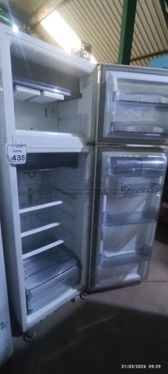 LOTE 435 - 01 GELADEIRA 220V MARCA CONSUL. (NO ESTADO) ATENÇÃO! FAZER A VISITAÇÃO ANTES DE ARREMATAR, NÃO SABEMOS SE FUNCIONA, LEILÃO NÃO TEM GARANTIA E NEM DEVOLUÇÃO, SUJEITO A POSSÍVEIS AVARIAS VISÍVEIS/OCULTAS E/OU AUSÊNCIA DE COMPONENTES.