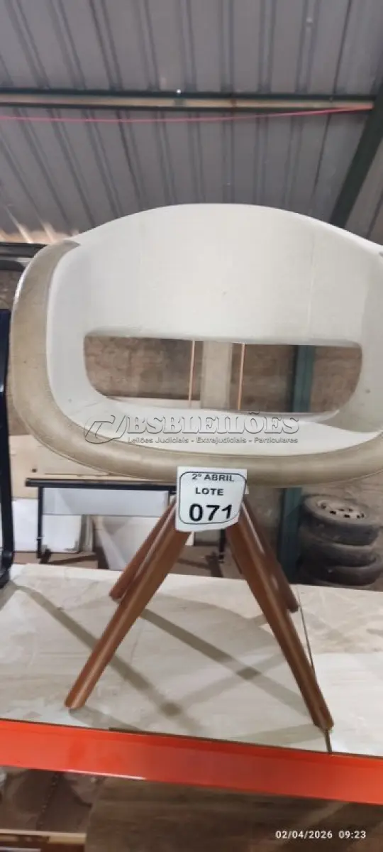 LOTE 071 - 01 POLTRONA GIRATÓRIA PARA ESCRITÓRIO COM PÉS EM MADEIRA. (NO ESTADO) ATENÇÃO! FAZER A VISITAÇÃO ANTES DE ARREMATAR, NÃO SABEMOS SE FUNCIONA, LEILÃO NÃO TEM GARANTIA E NEM DEVOLUÇÃO, SUJEITO A POSSÍVEIS AVARIAS VISÍVEIS/OCULTAS E/OU AUSÊNCIA DE COMPONENTES.