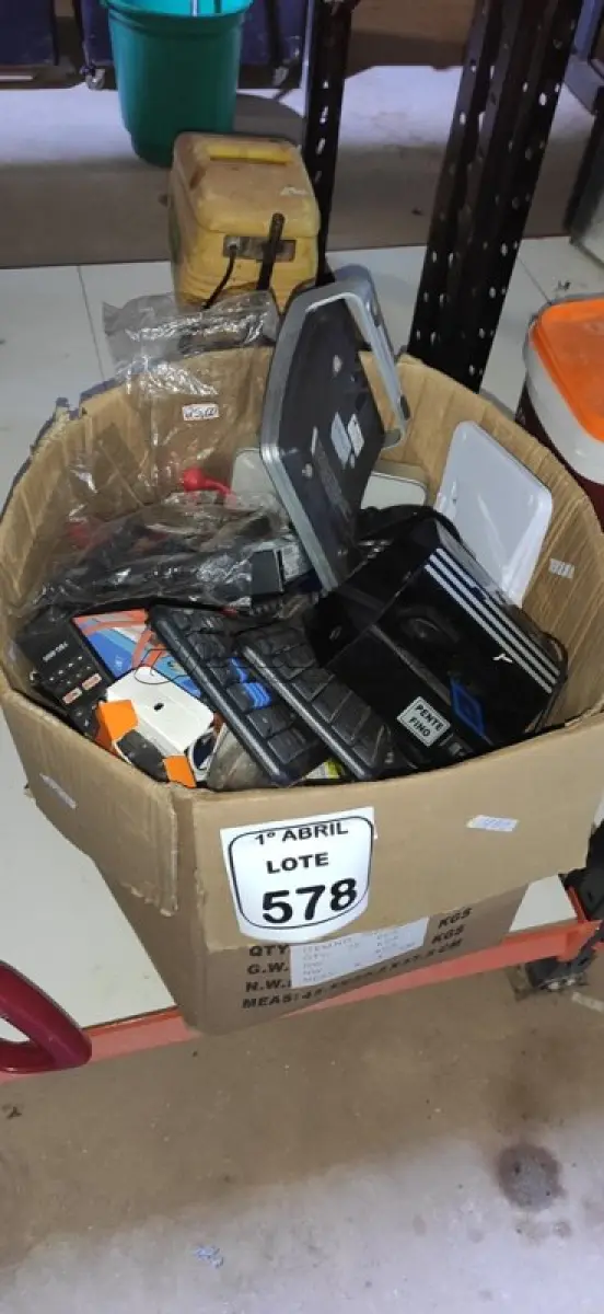 LOTE 578 - 01 LOTE COM TECLADOS DE PC, TELEFONE FIXO, APARELHO DE DVD, BALANÇAS DE PRECISÃO 01 APPLE TV, CONTROLES REMOTOS DIVERSOS E ELETRÔNICOS DIVERSOS. (NO ESTADO) ATENÇÃO! FAZER A VISITAÇÃO ANTES DE ARREMATAR, NÃO SABEMOS SE FUNCIONA, LEILÃO NÃO TEM GARANTIA E NEM DEVOLUÇÃO, SUJEITO A POSSÍVEIS AVARIAS VISÍVEIS/OCULTAS E/OU AUSÊNCIA DE COMPONENTES.