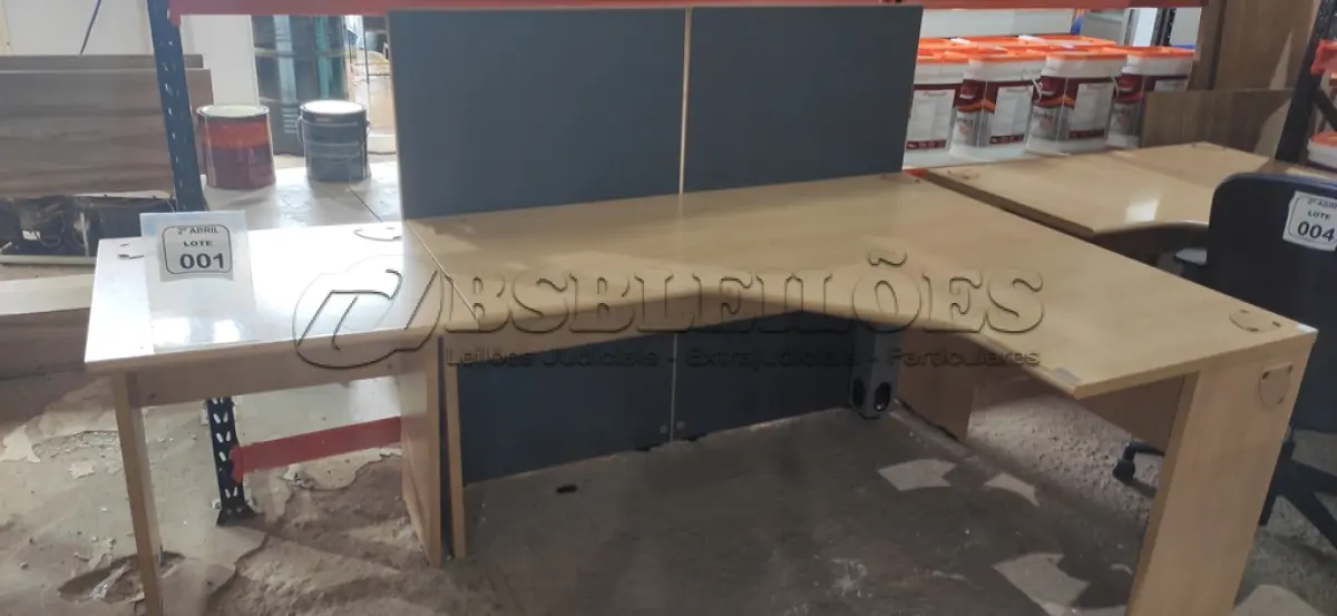 LOTE 001 -  01 MESA  EM MADEIRA PARA ESCRITÓRIO COM MESA ALONGADA PARA IMPRESSORA NA COR BEGE. NO ESTADO) ATENÇÃO! FAZER A VISITAÇÃO ANTES DE ARREMATAR, NÃO SABEMOS SE FUNCIONA, LEILÃO NÃO TEM GARANTIA E NEM DEVOLUÇÃO, SUJEITO A POSSÍVEIS AVARIAS VISÍVEIS/OCULTAS E/OU AUSÊNCIA DE COMPONENTES.
