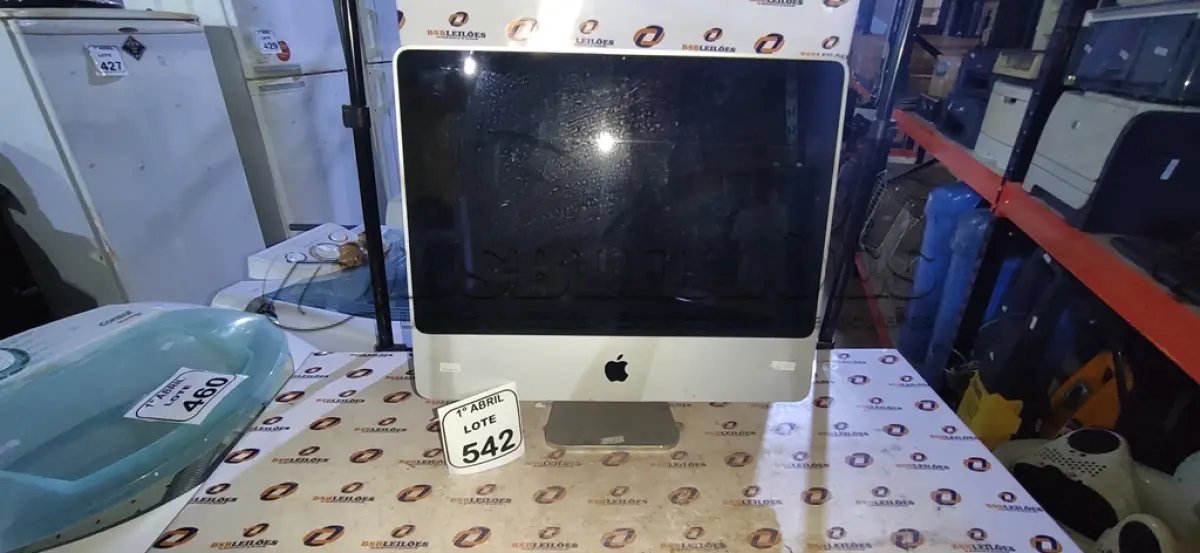 LOTE 542 - 01 IMAC APPLE. (NO ESTADO) ATENÇÃO! FAZER A VISITAÇÃO ANTES DE ARREMATAR, NÃO SABEMOS SE FUNCIONA, LEILÃO NÃO TEM GARANTIA E NEM DEVOLUÇÃO, SUJEITO A POSSÍVEIS AVARIAS VISÍVEIS/OCULTAS E/OU AUSÊNCIA DE COMPONENTES.