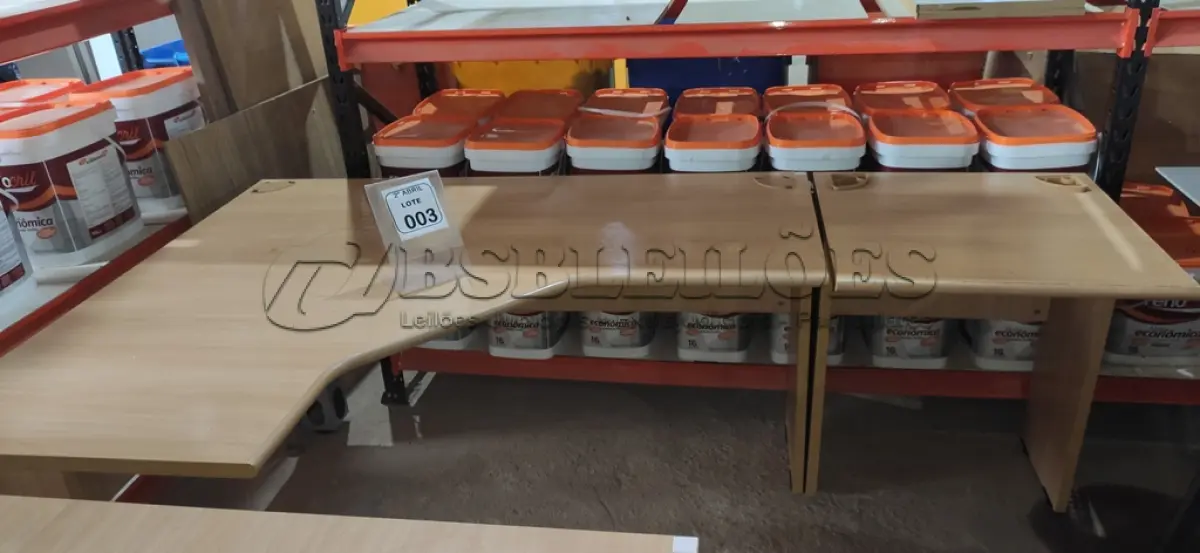 LOTE 003 - 01 MESA  EM MADEIRA PARA ESCRITÓRIO COM MESA ALONGADA PARA IMPRESSORA NA COR BEGE.  (NO ESTADO) ATENÇÃO! FAZER A VISITAÇÃO ANTES DE ARREMATAR, NÃO SABEMOS SE FUNCIONA, LEILÃO NÃO TEM GARANTIA E NEM DEVOLUÇÃO, SUJEITO A POSSÍVEIS AVARIAS VISÍVEIS/OCULTAS E/OU AUSÊNCIA DE COMPONENTES.