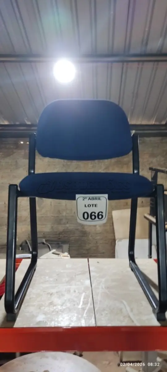 LOTE 066 - 01 CADEIRA PARA ESCRITÓRIO FIXA NA COR AZUL. (NO ESTADO) ATENÇÃO! FAZER A VISITAÇÃO ANTES DE ARREMATAR, NÃO SABEMOS SE FUNCIONA, LEILÃO NÃO TEM GARANTIA E NEM DEVOLUÇÃO, SUJEITO A POSSÍVEIS AVARIAS VISÍVEIS/OCULTAS E/OU AUSÊNCIA DE COMPONENTES.