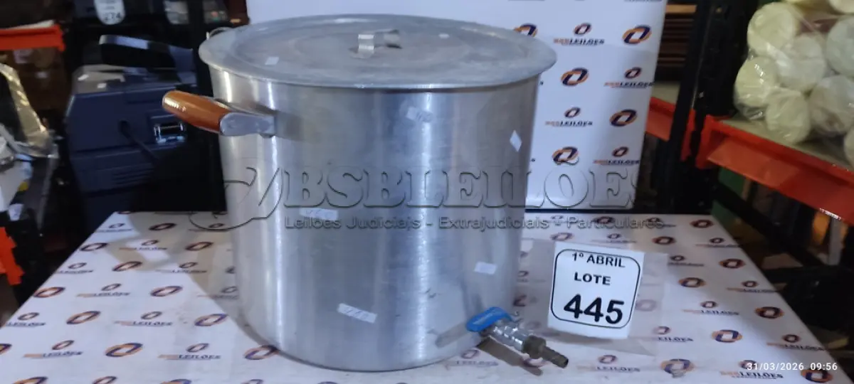 LOTE 445 - 01 PANELA CERVEJEIRA EM ALUMÍNIO COM TAMPA. (NO ESTADO) ATENÇÃO! FAZER A VISITAÇÃO ANTES DE ARREMATAR, NÃO SABEMOS SE FUNCIONA, LEILÃO NÃO TEM GARANTIA E NEM DEVOLUÇÃO, SUJEITO A POSSÍVEIS AVARIAS VISÍVEIS/OCULTAS E/OU AUSÊNCIA DE COMPONENTES.