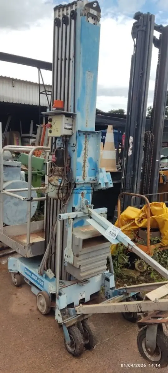 LOTE 589 - 01 PLATAFORMA ELEVATÓRIA MODELO GENIE AWP-405. (NO ESTADO) ATENÇÃO! FAZER A VISITAÇÃO ANTES DE ARREMATAR, NÃO SABEMOS SE FUNCIONA, LEILÃO NÃO TEM GARANTIA E NEM DEVOLUÇÃO, SUJEITO A POSSÍVEIS AVARIAS VISÍVEIS/OCULTAS E/OU AUSÊNCIA DE COMPONENTES.