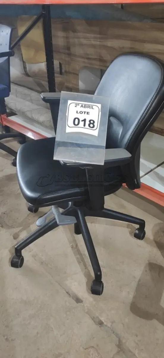 LOTE 018 - 01 CADEIRA GIRATÓRIA PARA ESCRITÓRIO NA COR PRETA MARCA ORANGEBOX. (NO ESTADO) ATENÇÃO! FAZER A VISITAÇÃO ANTES DE ARREMATAR, NÃO SABEMOS SE FUNCIONA, LEILÃO NÃO TEM GARANTIA E NEM DEVOLUÇÃO, SUJEITO A POSSÍVEIS AVARIAS VISÍVEIS/OCULTAS E/OU AUSÊNCIA DE COMPONENTES.