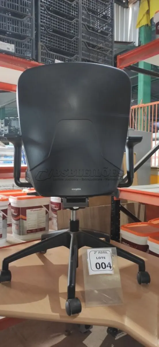 LOTE 004 - 01 CADEIRA GIRATÓRIA PARA ESCRITÓRIO NA COR PRETA MARCA ORANGEBOX. (NO ESTADO) ATENÇÃO! FAZER A VISITAÇÃO ANTES DE ARREMATAR, NÃO SABEMOS SE FUNCIONA, LEILÃO NÃO TEM GARANTIA E NEM DEVOLUÇÃO, SUJEITO A POSSÍVEIS AVARIAS VISÍVEIS/OCULTAS E/OU AUSÊNCIA DE COMPONENTES.