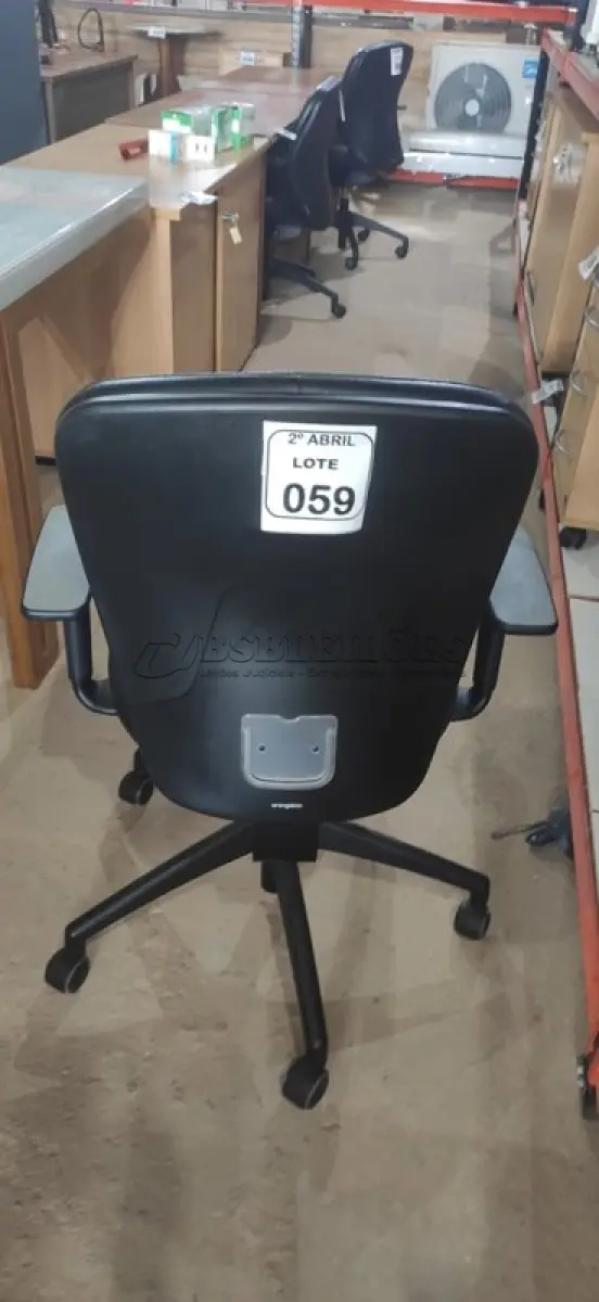 LOTE 059 - 01 CADEIRA GIRATÓRIA PARA ESCRITÓRIO NA COR PRETA MARCA ORANGEBOX. (NO ESTADO) ATENÇÃO! FAZER A VISITAÇÃO ANTES DE ARREMATAR, NÃO SABEMOS SE FUNCIONA, LEILÃO NÃO TEM GARANTIA E NEM DEVOLUÇÃO, SUJEITO A POSSÍVEIS AVARIAS VISÍVEIS/OCULTAS E/OU AUSÊNCIA DE COMPONENTES.